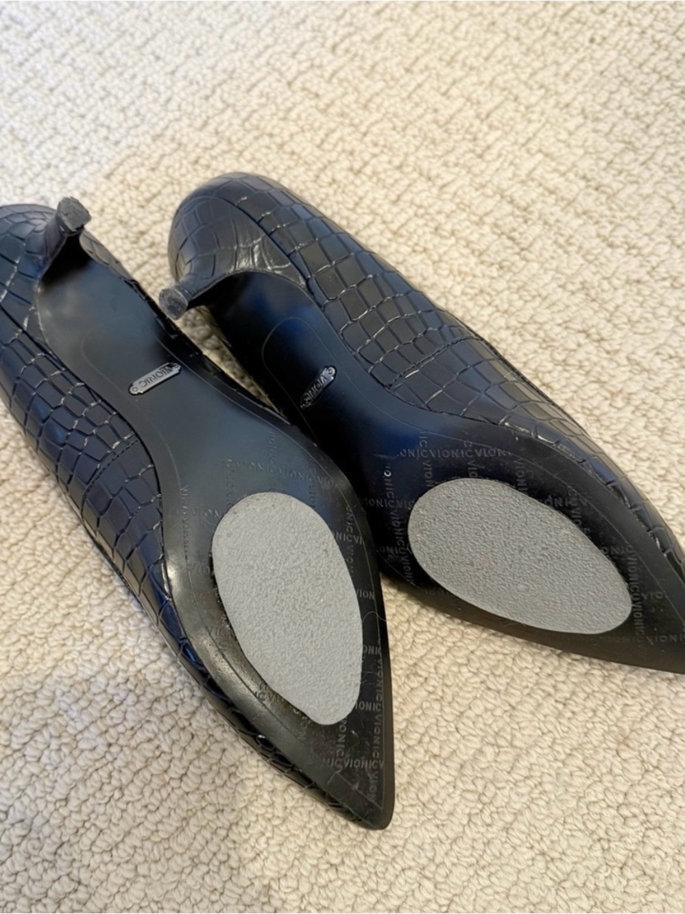 Vionic Black Croc-Embossed Pointed-Toe Kitten Heels - Picture 5 of 9